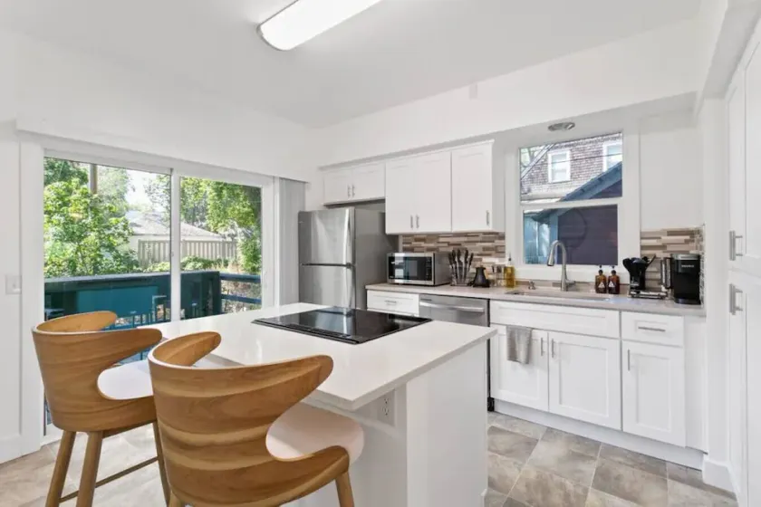Quaint South Hill Home w Luxury King Bed and Wifi - Image 1