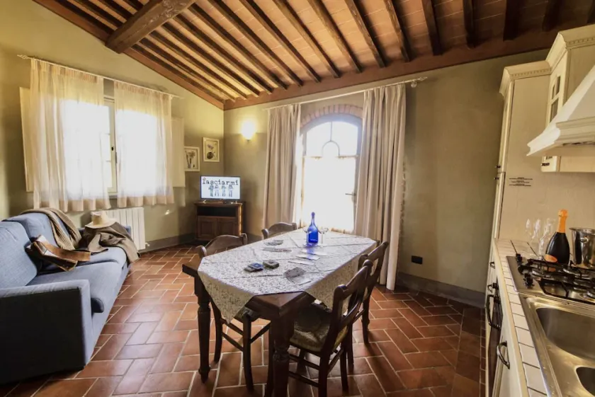 Two-room apartment, approximately 38 square meters, sleeps 4. Finely furnished and comprising a kitchenette equipped with dishes, an oven, a refrigerator with freezer, satellite TV, a living room with a double sofa bed, a double bedroom, and a private ba - Image 1