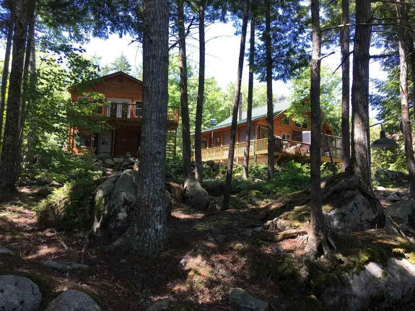 Log home on untouched cold stream lake - Image 1