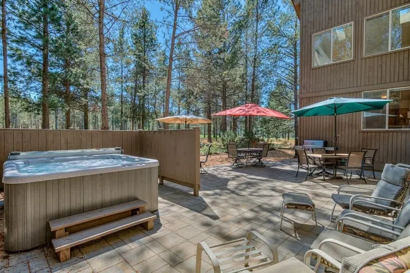 Private hot tub, large patio with lots of seating for the whole family, BBQ, sharc passes for 2026! Amazing views of the golf course - Image 1
