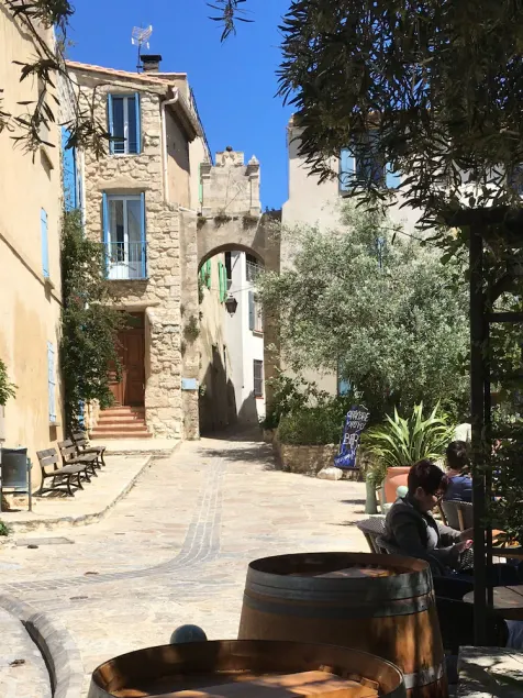 Utsikt över damm och hav i hjärtat av den gamla byn Bages mellan Narbonne och Collioure - Image 1