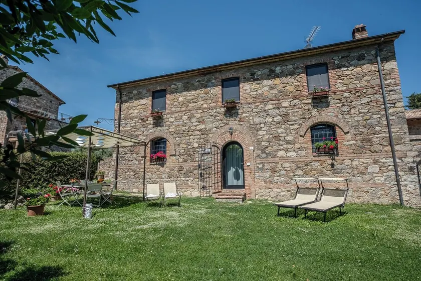 Landhaus mit Pool und Panoramablick, ideal für Familien mit Kindern - Image 1