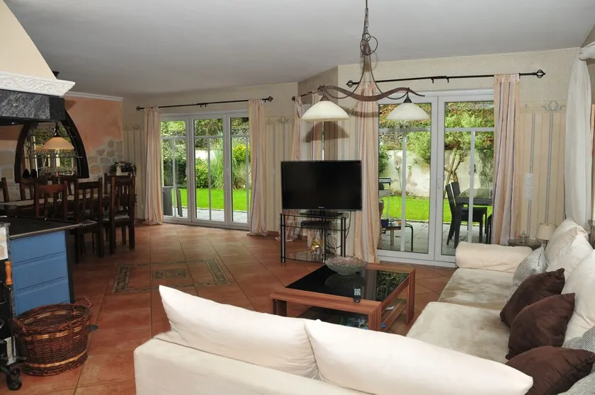 Exclusive apartment with 3 separate bedrooms - Image 1