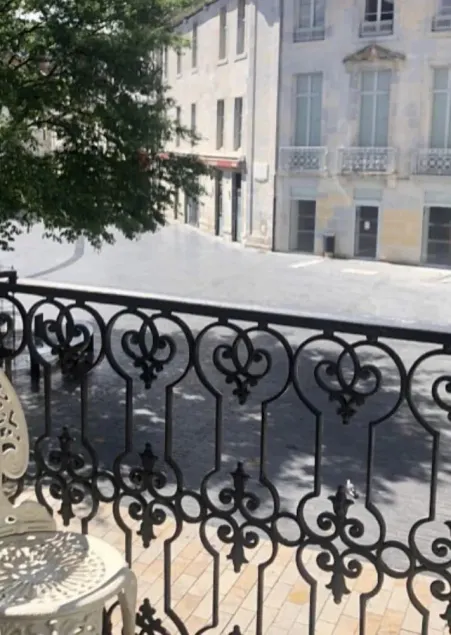 Beautiful, quiet apartment with balcony in the heart of the historic center. - Image 1