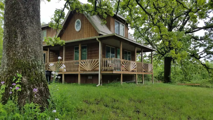 WIFI!! Big Oak Cabin, ozarks, hot tub, rivers! - Image 1