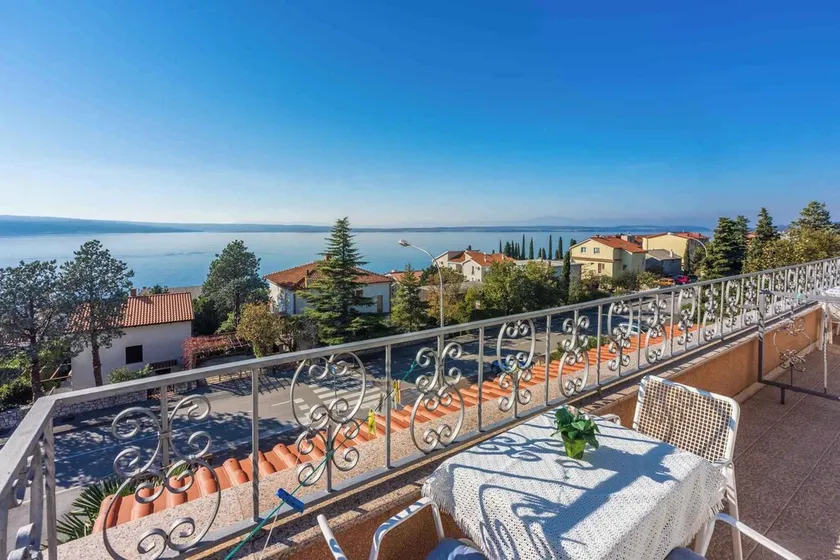Holiday apartment with two bedrooms and a terrace with sea views - Image 1