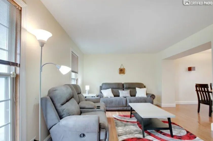 Furnished Private home in Aurora sleeps 9 guests - Image 1
