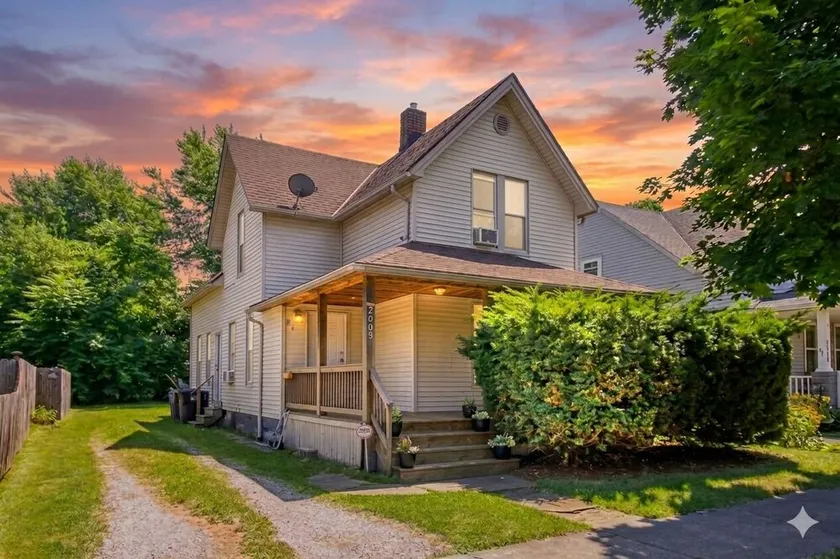 Cozy 2 BR, Sleeps 8, Near Beach and Downtown CLE! - Image 1