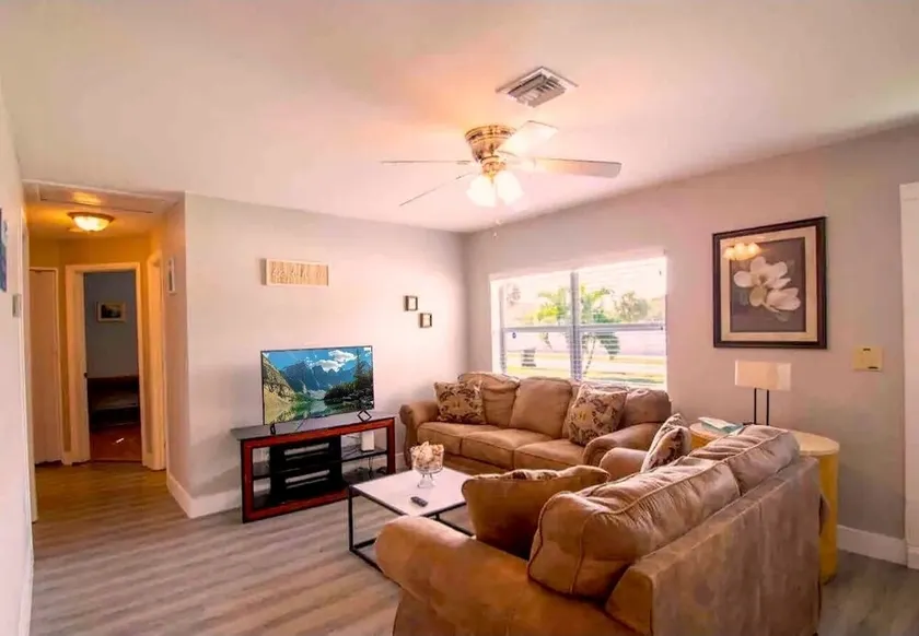 1 mile to beach! Close To Atlantic Ave! Pet friendly! Private Parking 4 cars! - Image 1