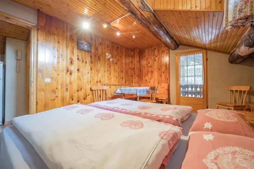 Comfortable accommodation suitable for groups of friends or large families - Image 1