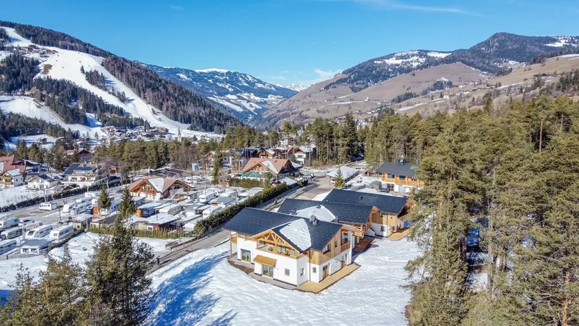 Appartement \"Les Ciases Chalets Dolomites Apt 2\" avec balcon privé, sauna partagé et Wi-Fi. - Image 1