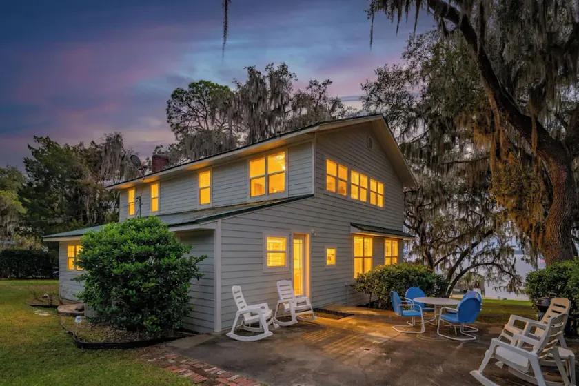Kingsley Lake Home w wide lawn, dock, central air, 4 kayaks.  Near Camp Blanding - Image 1
