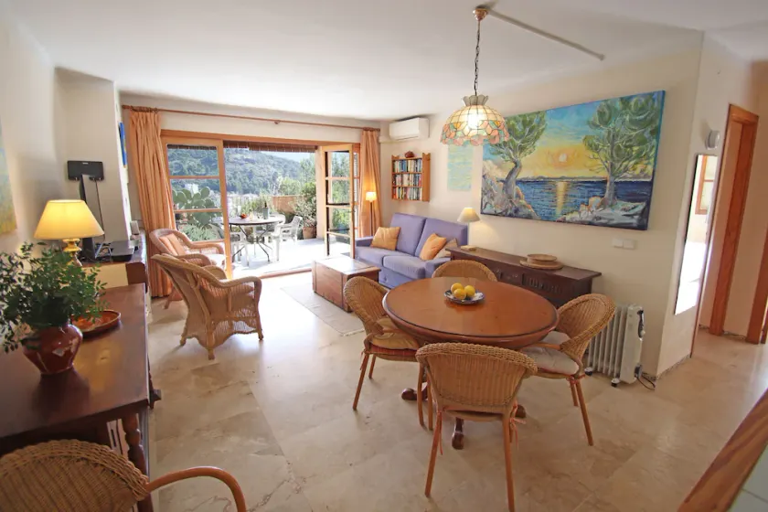 Welcoming garden apartment with sea and mountain views 5 minutes walk from beach - Image 1