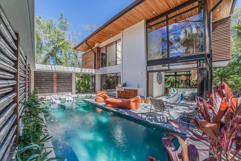 Villa Tropicale de Luxe en Bambou avec Piscine Entourée par la Jungle et à Deux Pas de la Plage - Image 1