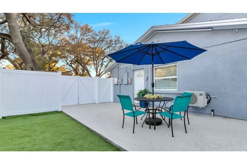 Charming studio with private patio & free parking. - Image 1