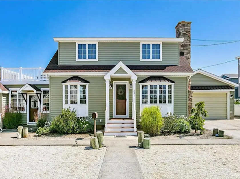 Amazing home in Surf City with 4 Bedrooms, Internet and WiFi - Image 1
