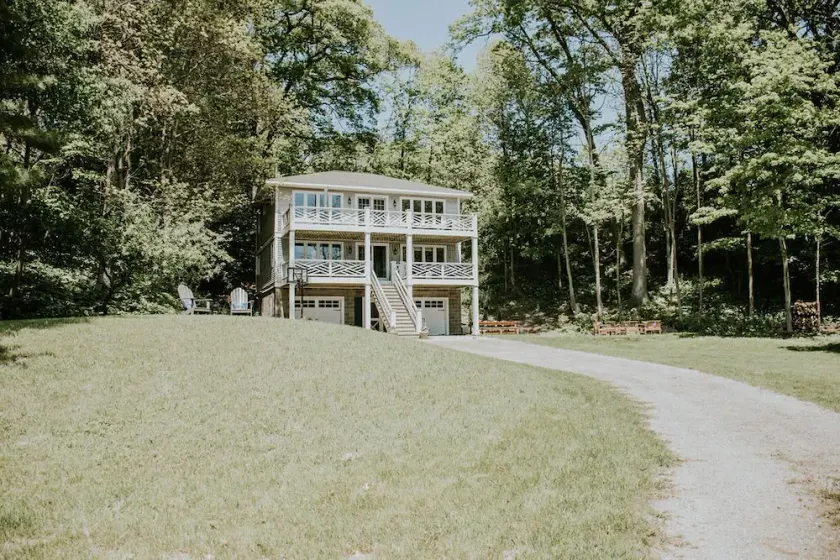 Amazing Views All Seasons White Lake/Channel Spacious Easy Walk to Lake Michigan - Image 1