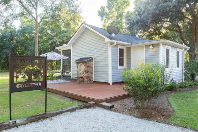 Grand Oaks Cottage: Ideal Location! - Image 1