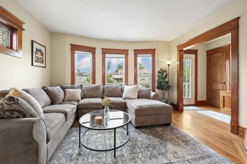 Cozy Upper 3 bed 2 full bath + loft + balcony - Image 1