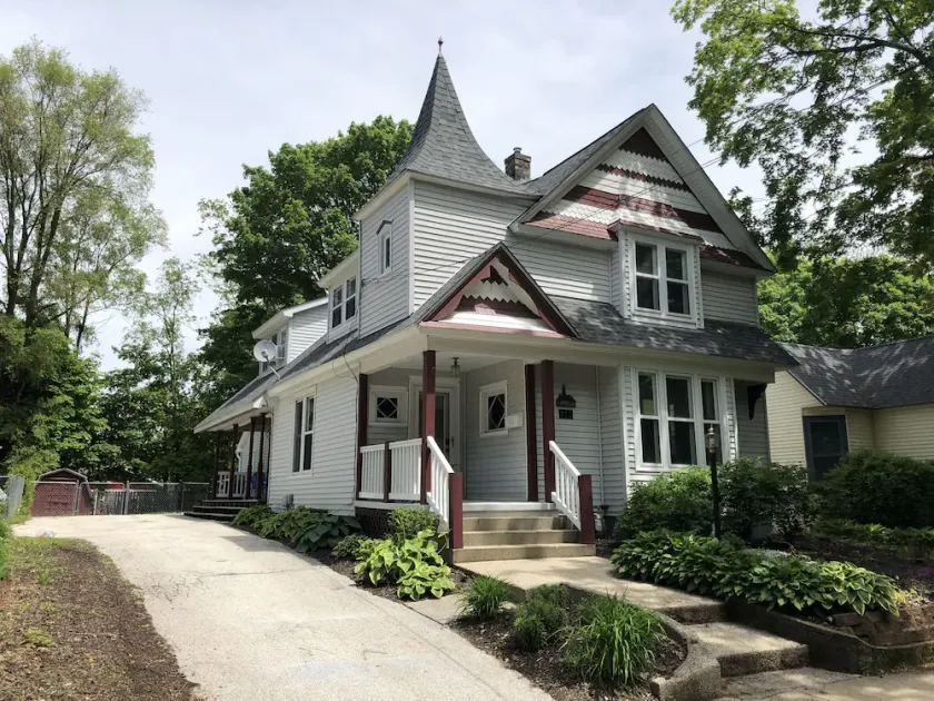 Family Home close to Downtown & Beach! - Image 1