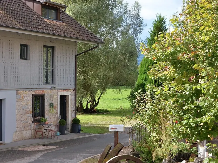 Loft moderno y tranquilo cerca de la frontera suiza con patio y parking. - Image 1