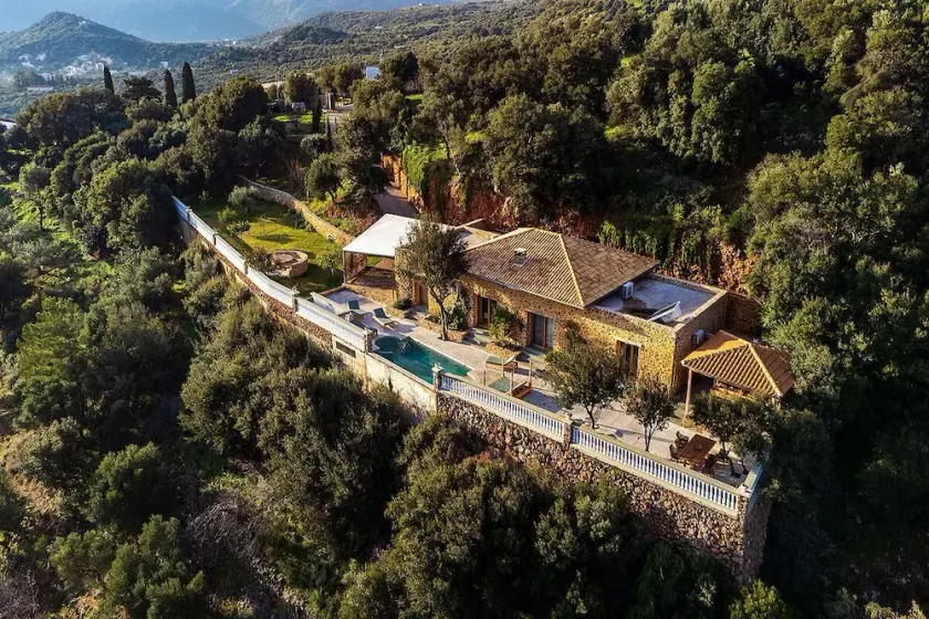 Unique 4 bedroom villa with total privacy - Image 1