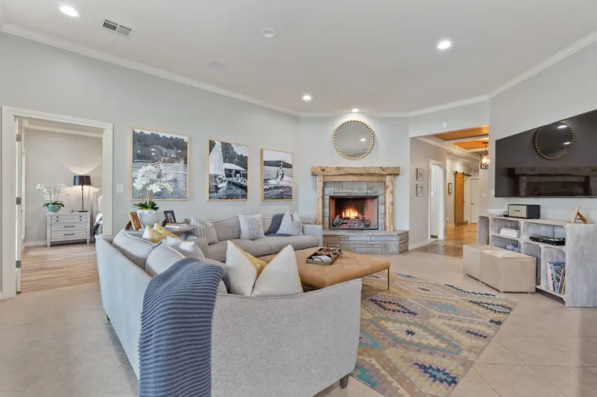 #MonkeyIslandHideaway - Stylish lake front home on Grand Lake, OK! - Image 1