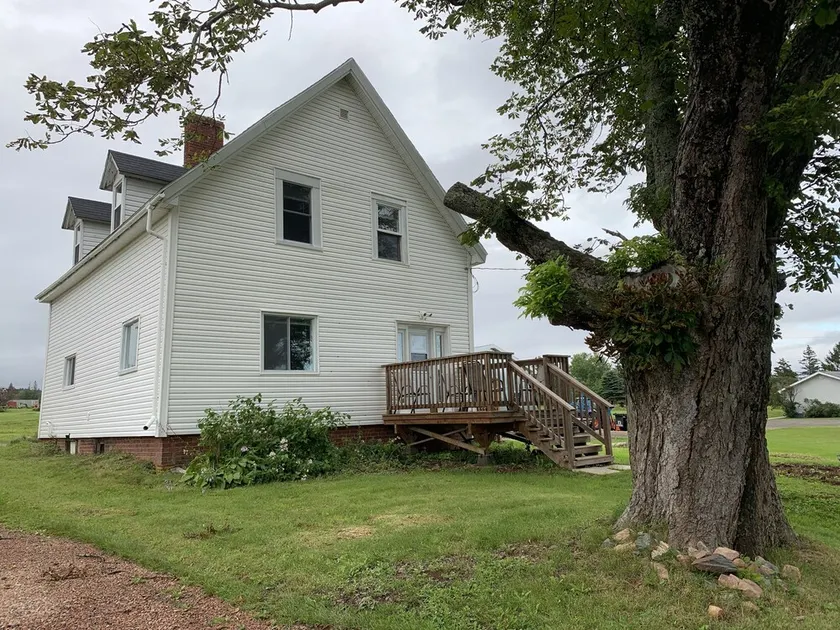 Lena's Place is situated in the center of beautiful Five Islands, Nova Scotia - Image 1