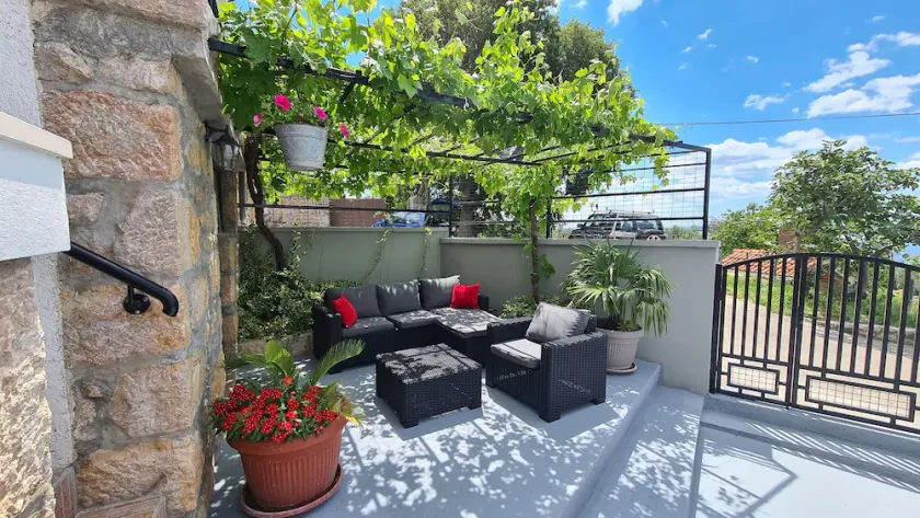 House Ante - Image 1