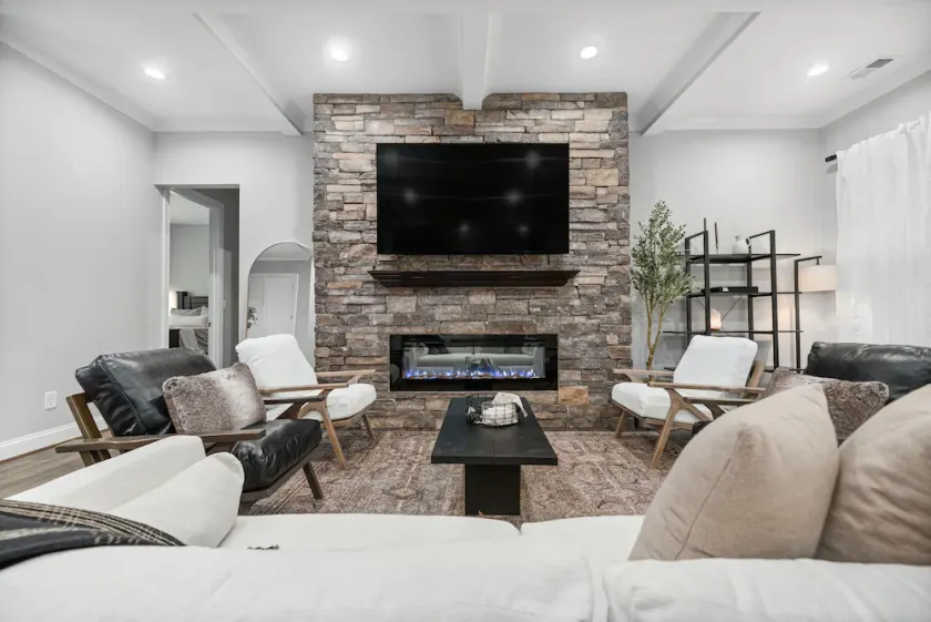 4500 sq ft. Cozy/Luxe Mountain style retreat in South CLT- 2 King Masters! - Image 1