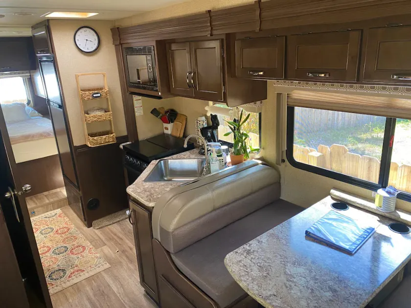EXCEPTIONAL LOCATION! Walk to Beach & Restaurants from Explorers Retreat. - Image 1