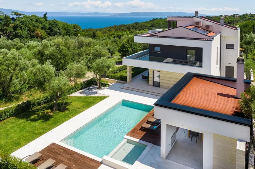 Luxury Villa Perfecta with Pool - Image 1