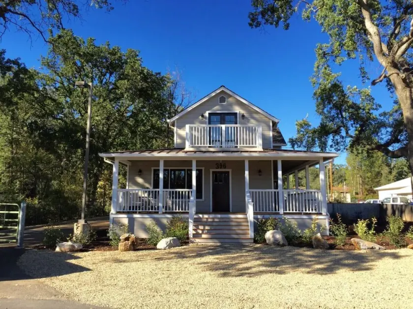 Downtown Location, Uptown Elegance! Re-Modeled “Murphys Original School House\" - Image 1
