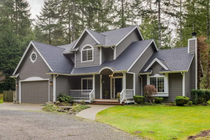 New Listing! Beautiful well appointed Woahink lake area home w/ gas grill and fire pit - Image 1