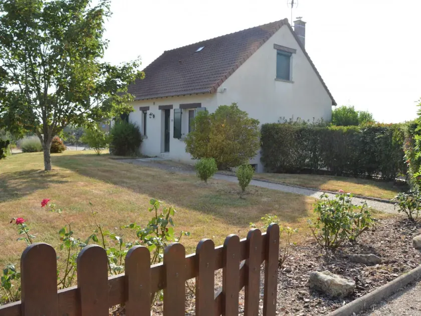 Maison spacieuse avec jardin, terrasse, et équipements de loisirs à Pouillé - FR-1-491-346 - Image 1