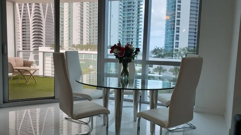 Luxury Apartment - Image 1