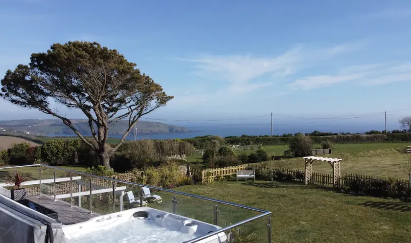 Spacious Devon Coastal Home with Huge Hot Tub - Image 1