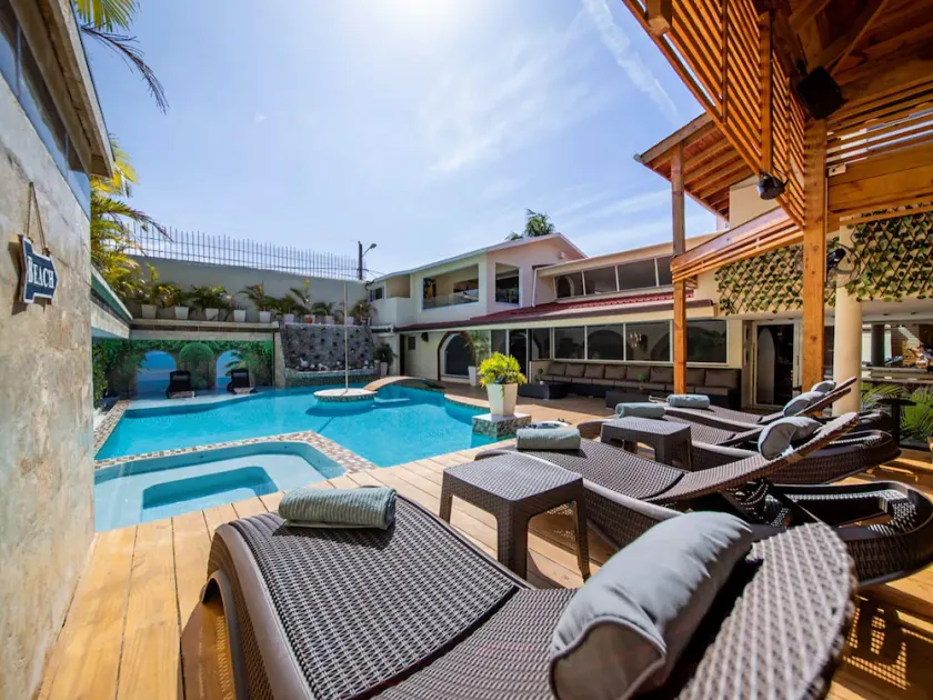 Top-class guest-friendly central villa with pool/basketball/gym/billiard/BBQ! - Image 1