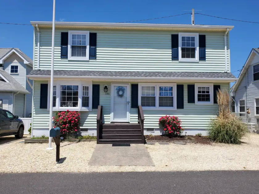 One block from the Beach, Read Guest Reviews. - Image 1