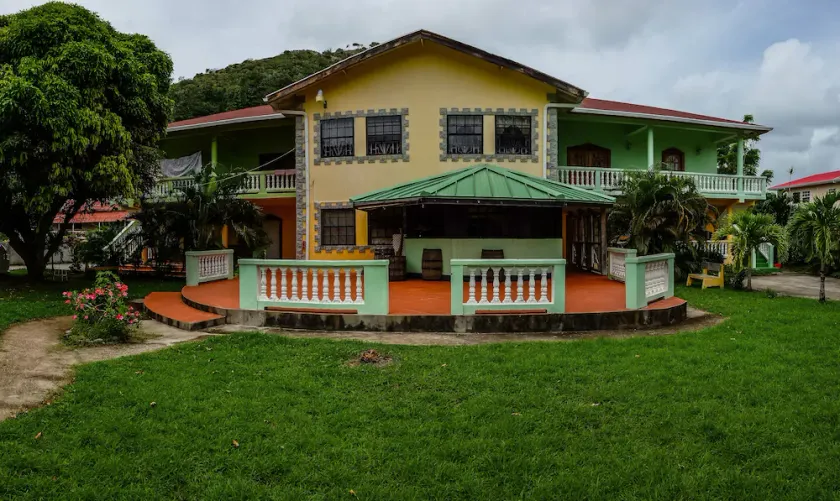 5 Minutes from the Airport Room for 2 with  Dining on Site - Image 1