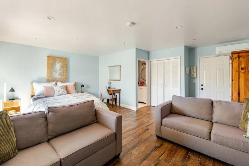 Hollywood Hideaway: Cozy Guesthouse Near Universal Studios - Image 1