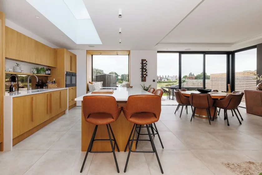 Black Pearl - a luxurious new home in Bosham, 20 mins from Goodwood - Image 1