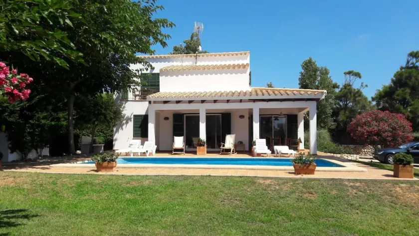Smuk 3 værelses villa med privat pool og havudsigt - Image 1