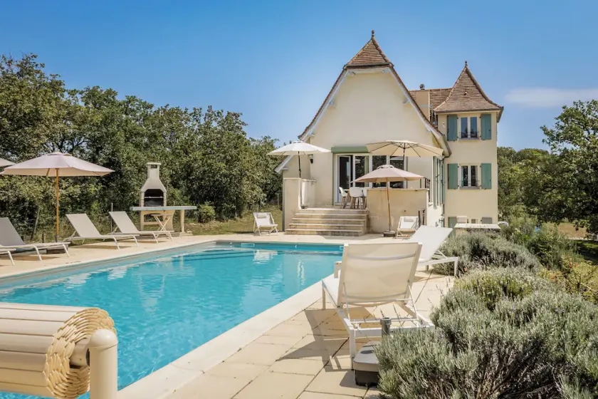 Mirandole, modern holiday home with views and heated pool - Image 1