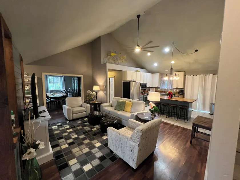 South Eugene Home Close to Campus Pet Friendly New Heating & Cooling System - Image 1