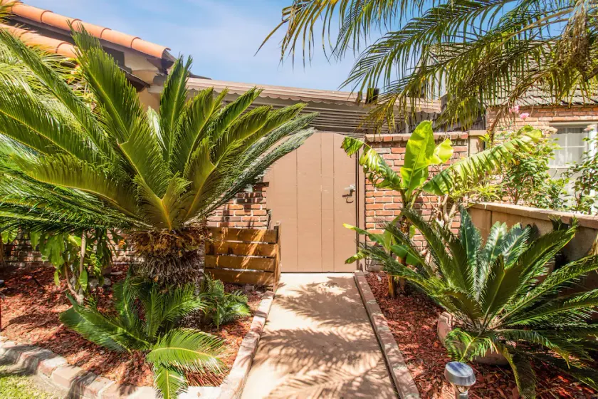 Tropical Long Beach Escape with Hot Tub 2 BR, 1 BA close to LGB, LAX, Disneyland - Image 1