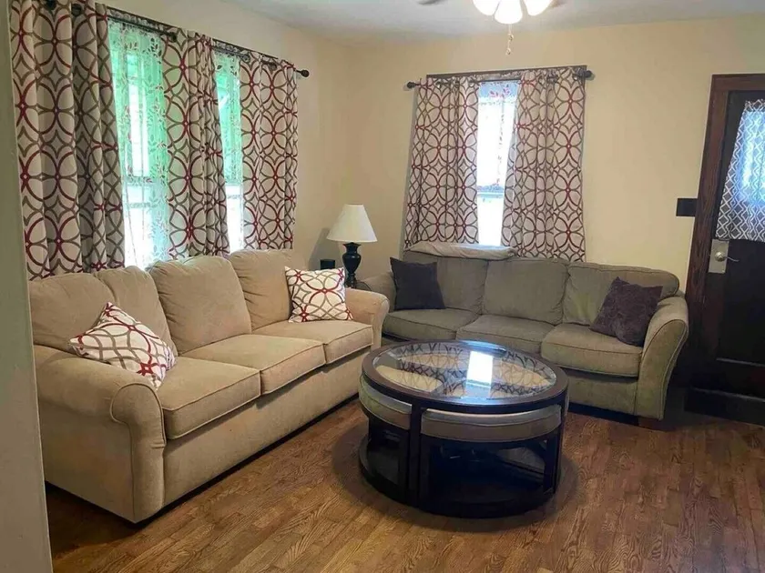 2 Bedroom 1 Bath Updated House in Town/Square Mile - Image 1