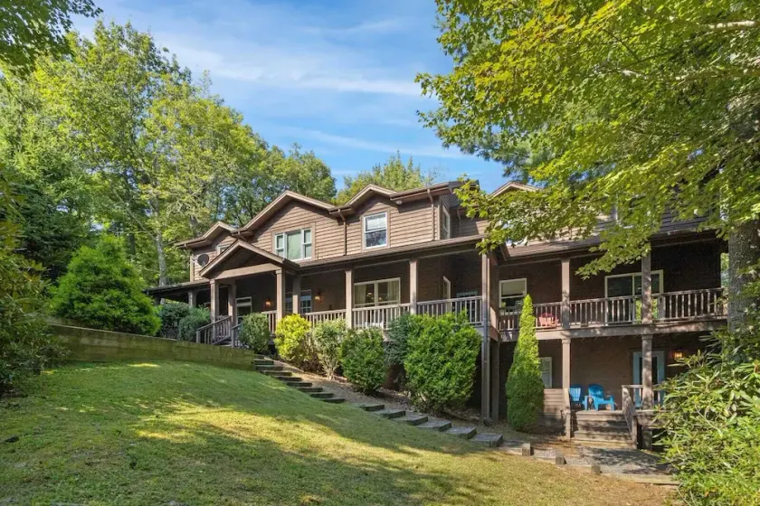 6BR, 4. 5BA Belle maison avec des vues spectaculaires, ** Possibilité d'ajouter un appartement dans la loi ajoute 6ème chambre ** - Image 1