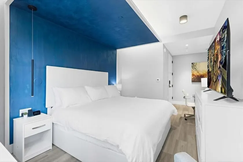 Mott Haven King Suite | Gym | Kitchenette | Free Wi-Fi - Image 1