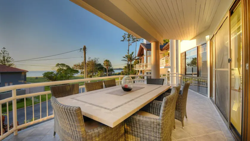 BEACHSIDE MANOR - walk to the beach - Image 1
